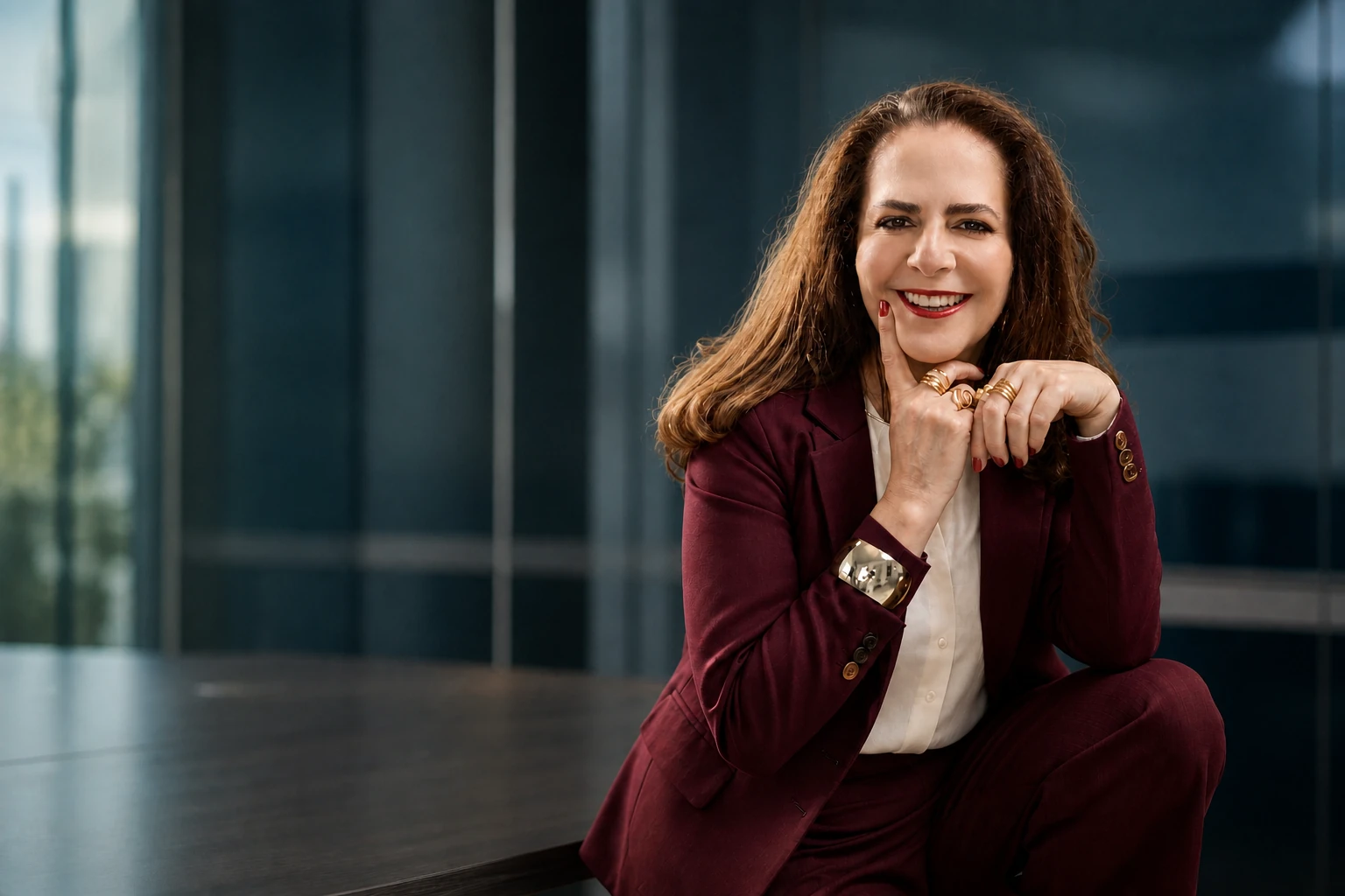 Fátima Gehlen em retrato executivo com traje vermelho
