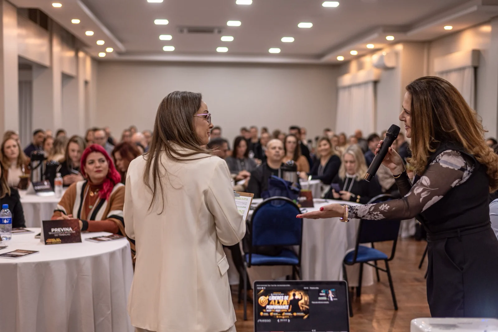 Fátima Gehlen em encontro de desenvolvimento com profissionais